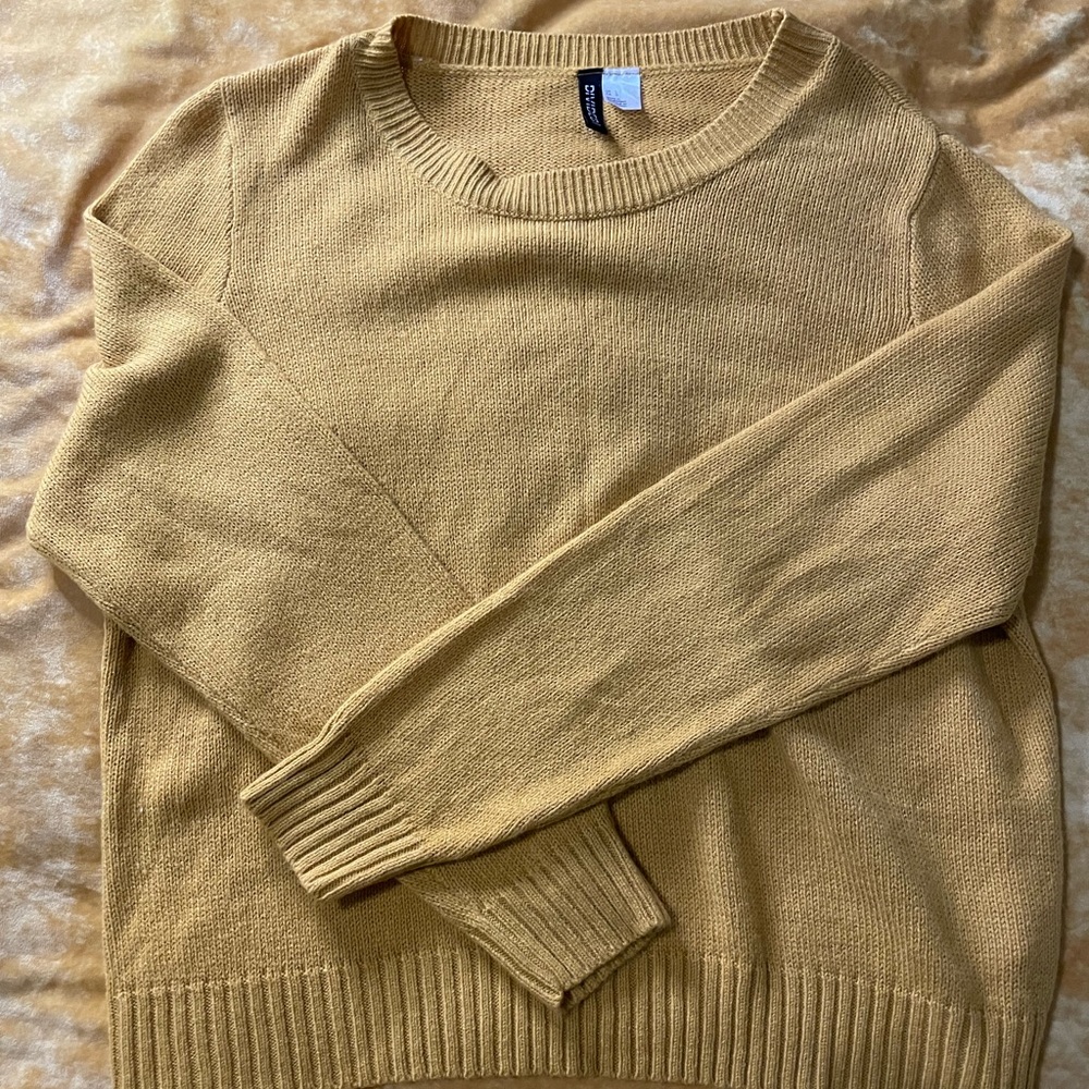 Yellow crewneck lightweight sweater